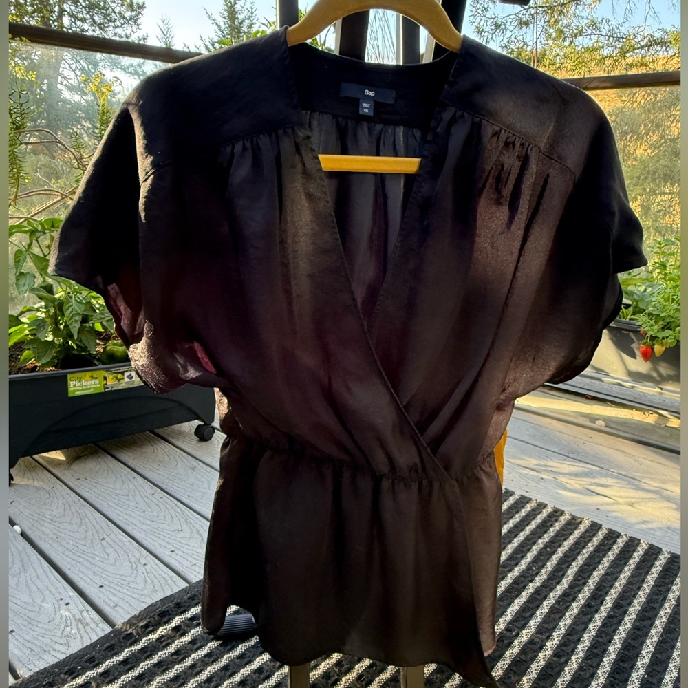 GAP Black Pleated Blouse with Short Sleeves and Mandarin Collar